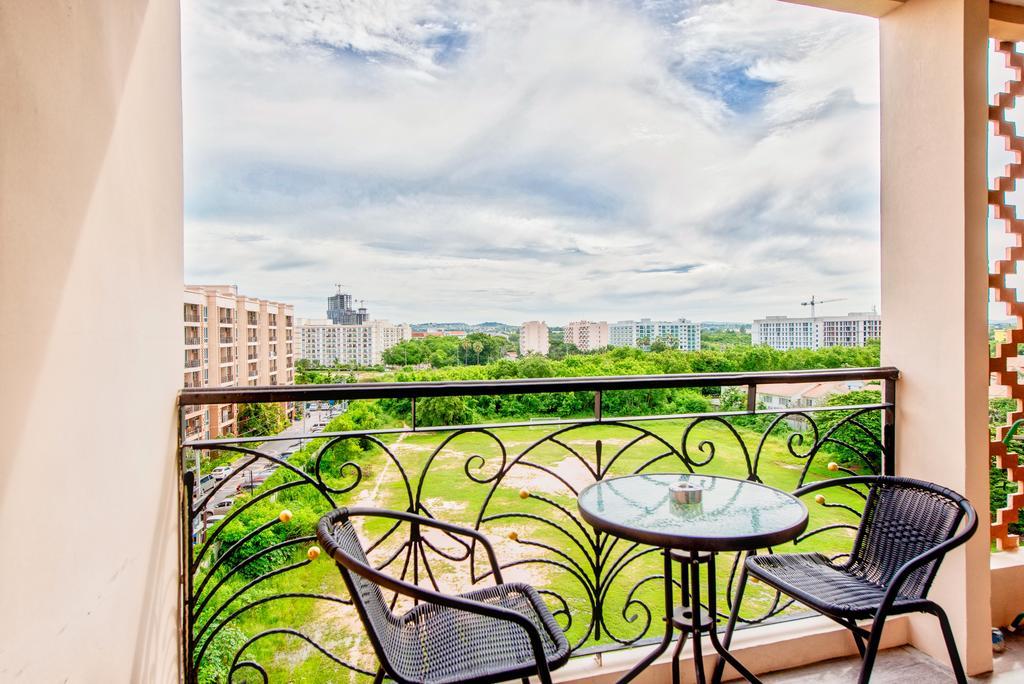 Atlantis Residence Pantai Jomtien Bagian luar foto